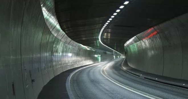 Potpuna obustava saobraćaja u tunelu na autoputu