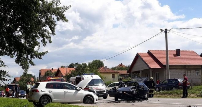 Više osoba povrijeđeno u nesreći u Tuzli, saobraćaj potpuno obustavljen