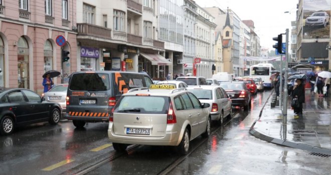 Novi napad na LGBT populaciju u centru Sarajeva: Napadač potrčao prema djevojkama i prijetio im...