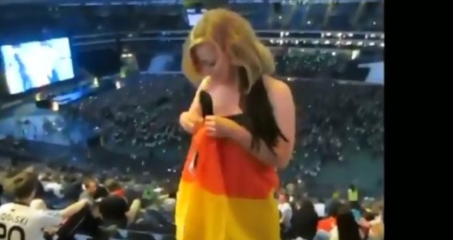 Paklena navijačica Njemačke održala obećanje: Skinula se do gole kože pred krcatim stadionom