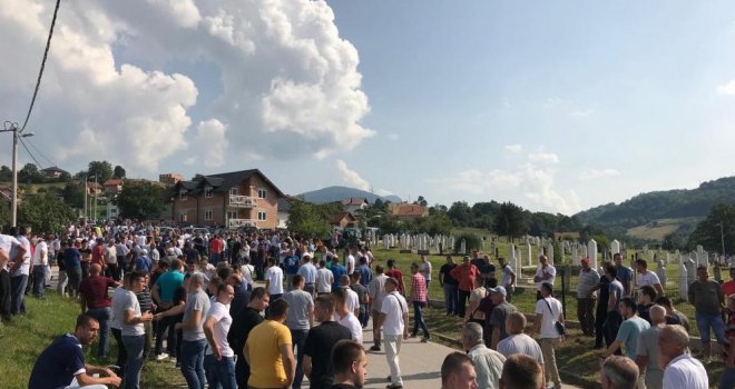 Još jedan tužni ispraćaj: Teška tišina u Vrbanji, hiljade sugrađana na dženazi Ajli i Lejli