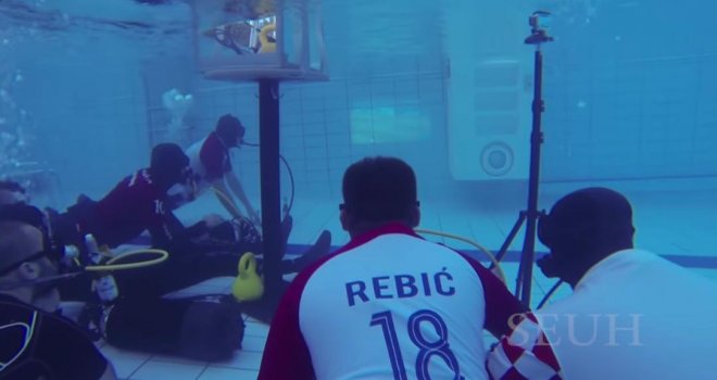 Ovako to rade u Mostaru: Legli na dno bazena i pod vodom gledali utakmicu Hrvatska - Rusija