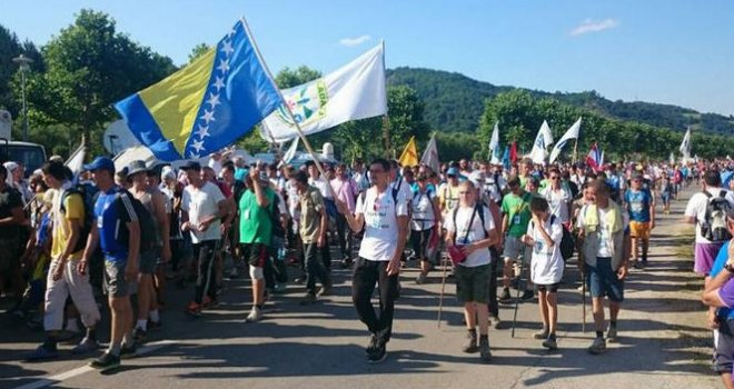 Krenuo Marš mira prema Potočarima: Više od 6.000 učesnika, među njima i neki zvaničnici