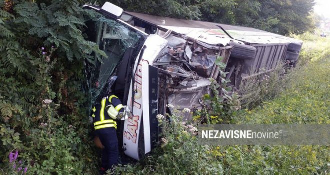 Teški udes kod Banjaluke: U sudaru autobusa i auta poginula jedna osoba, više povrijeđenih