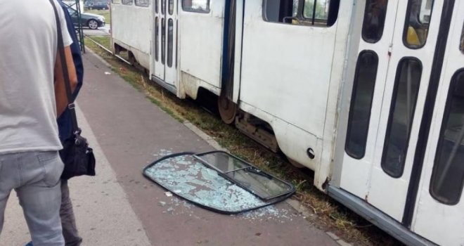 Žestok obračun na Ilidži: Revizor 'bacio' putnika na tramvajski prozor koji se od siline udara razbio