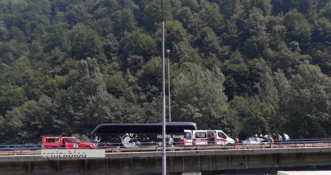 Nesreća na Lašvanskoj petlji: Vozač BMW-a teško povrijeđen u sudaru s autobusom