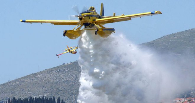 Hrvatski Airtractor gasi požar na granici s Bosnom i Hercegovinom   