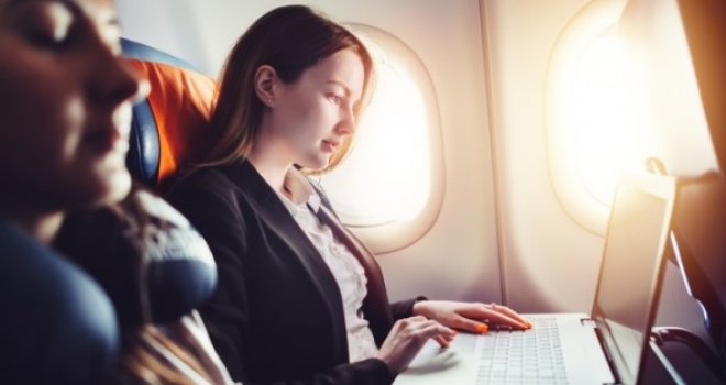 Da li smijete da koristite laptop u avionu?