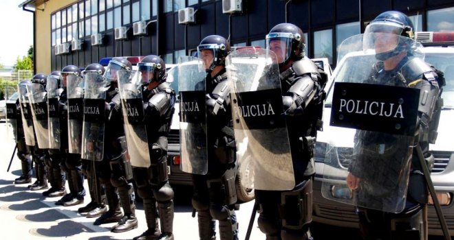 Policija tokom protesta demobilisanih boraca napala novinara TV1 