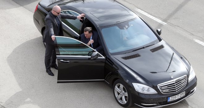 U Istočnom Sarajevu nema ko da pere automobil Milorada Dodika: Šok! Htjeli su ga 'na prevaru' prati u Sarajevu!