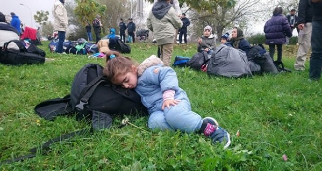 'Princezo malena, oprosti nam': Djevojčica migranta spava na mokroj livadi, čekajući neki humaniji svijet...