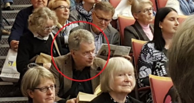 Nevjerovatno: Ovaj čovjek na slici je predsjednik Finske, koji je sjeo na stepenice jer su sve stolice bile zauzete!