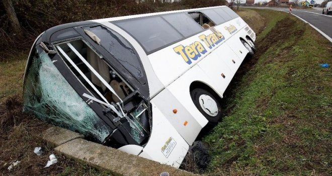 Težak sudar kamiona i autobusa iz BiH: Prevrnuli se i zavšili u kanalu, pet osoba povrijeđeno