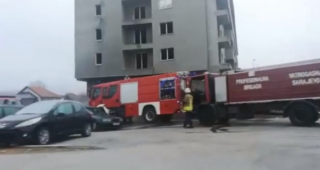 Gorjela stambena zgrada u Sarajevu, zapalila se i dva automobila: Evo kako je buknuo požar!