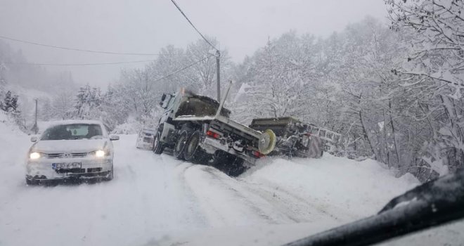 Veliki problemi sa snijegom: Grtalica sletjela sa ceste