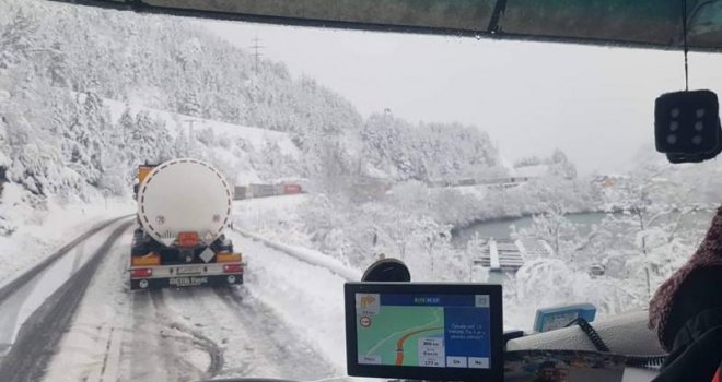 Gust snijeg uzrokovao spor i otežan saobraćaj širom BiH: Na ovim dionicama puta je najgore