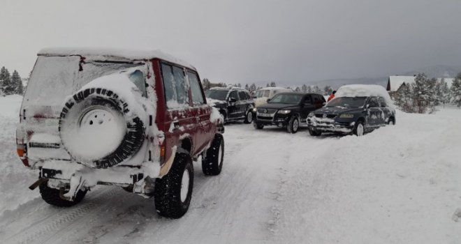 Mnoga vozila ostala zarobljena u snijegu: Nakon Jablanice, evo na kojem putnom pravcu u BiH je zatvoren saobraćaj!
