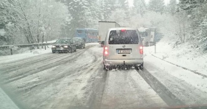 Nove snježne padavine otežavaju saobraćanje u većem dijelu Bosne