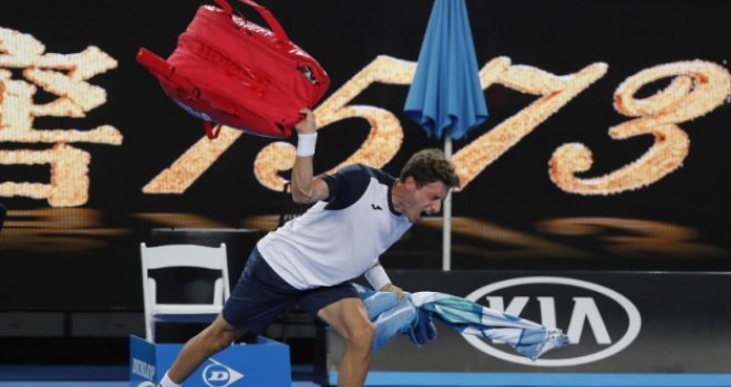 Skandal na Australian Openu: Izgubio živce i bacao stvari po terenu