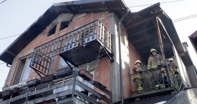 Posvađao se za ženom, pa zapalio kuću: U gašenju požara u Sarajevu povrijeđen vatrogasac