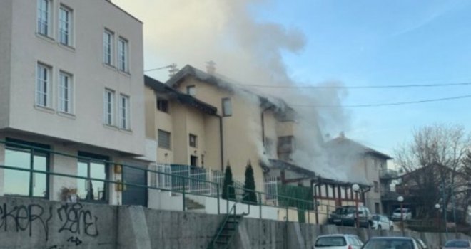 Izbio požar u restoranu u Sarajevu! Vatrogasci na terenu, ulica blokirana