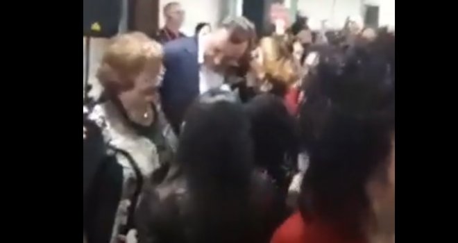 Ne može bez mikrofona: Dodik okružen ženama zapjevao 'Romaniju' Halida Bešlića