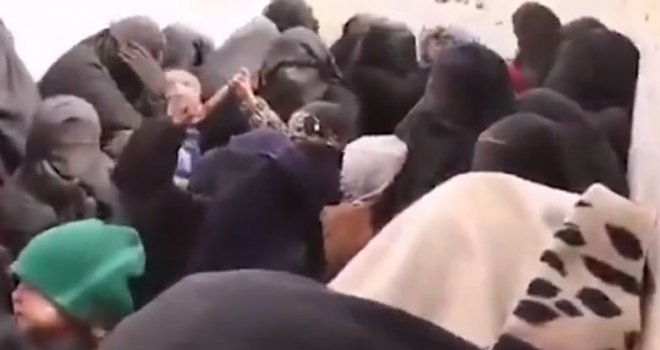 Širi se snimka džihadističkih žena iz izbjegličkog kampa kako napadaju novinarke: 'Zar nisi čitala Kur'an, zar se ne stidiš?'