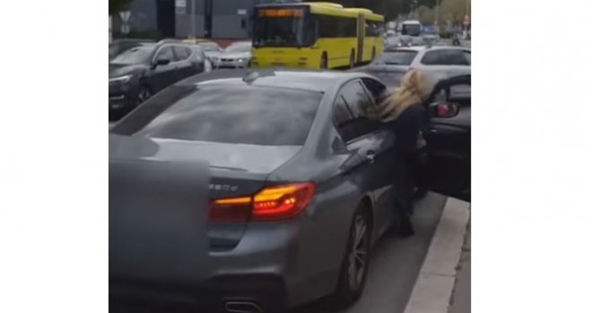 Bahati vozač BMW-a punih 20 minuta blokirao saobraćaj u jednoj od najfrekventnijih ulica, a sve zbog komfora svoje supruge! 