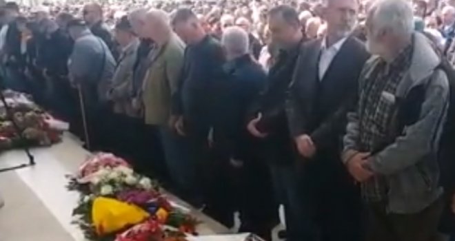 Potresni prizori sa groblja Vlakovo: Hiljade građana na počinak ispratili uposlenice OŠ Kovačići
