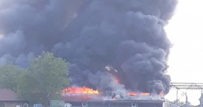 Veliki požar buknuo u Gradišci, gori fabrika namještaja