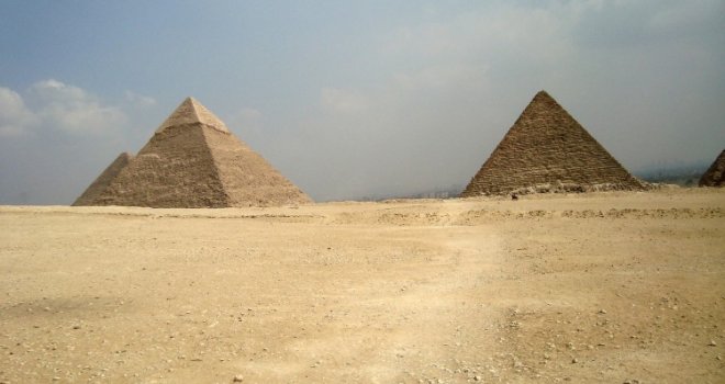 Eksplozija autobusa kod egipatskih piramida, povrijeđeno najmanje 16 osoba 