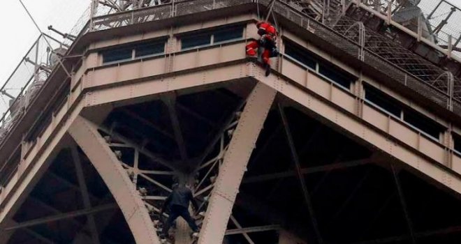 Eiffelov toranj evakuiran zbog  muškarca koji se popeo na 276 metara visine: Spasioci ga nagovorili da se preda