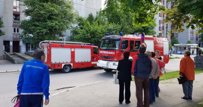 Izbio požar u stanu na Alipašinom Polju: Gorio stan, žena spasila dvoje djece, zadobila lakše povrede