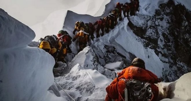 Uznemirujući detalj na fotografiji gužve s Mount Everesta: Pokolj, haos, ljudi hodaju preko tijela...