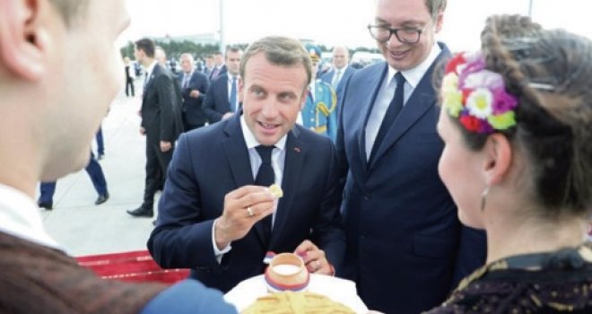 Jeo pogaču sa solju, propričao srpski: Macron se emotivno raznježio u Srbiji  - 'Francuska vas voli!'