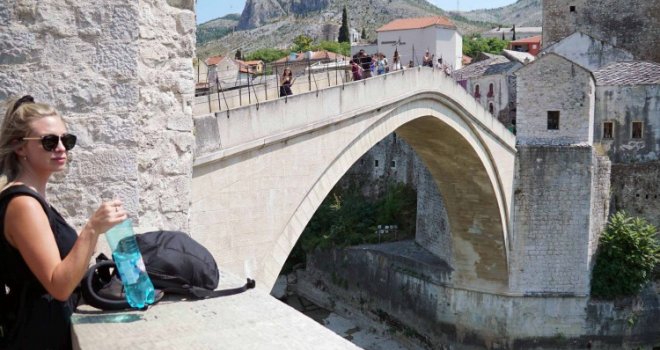 Na visokih + 30, Mostar vrvi turistima: Sve je kako treba biti, ali nisu svi baš zadovoljni...