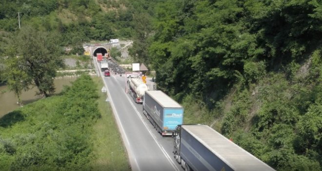 Potpuna blokada u Vranduku, kamion udario u konstrukciju unutar tunela