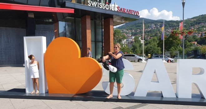 Instalacija 'I love Sarajevo' postavljena na platou ispred SCC-a: Slova su dio promotivne kampanje BH Telecoma 