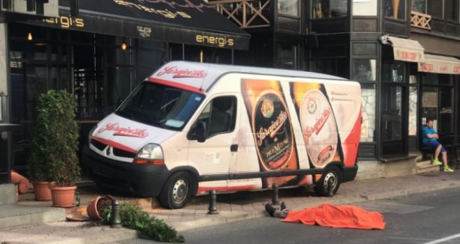 Nesreća u centru Sarajeva: U Dalmatinskoj ulici kombijem se zabio u kafić, vozač preminuo