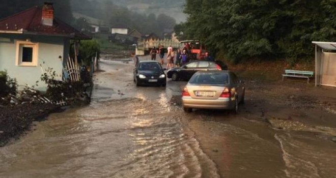 Vanredno stanje u Tešnju: Zatočeno stanovništvo napokon evakuisano, poplavljeni objekti, neprohodni putevi