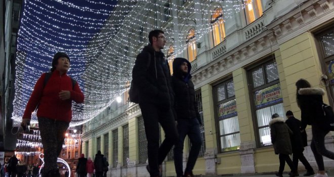 Novogodišnji ukrasi probudili duh praznika na sarajevskim ulicama