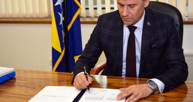 Premijer Novalić večeras potpisao Prijedlog zakona i uputio ga u Parlament FBiH