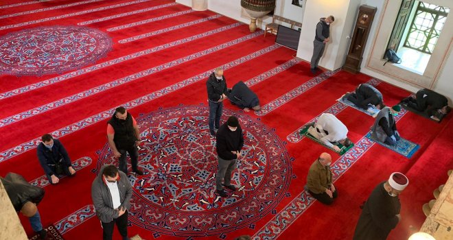 Vjernici nakon ublažavanja mjera dnevne namaze opet klanjaju u džamijama