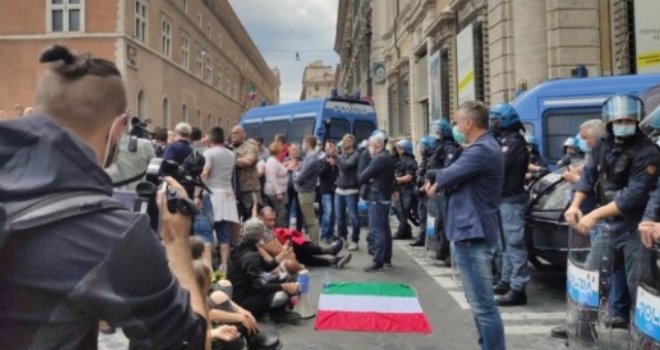 'Covid-19 je prevara osmišljena za izazivanje krize': Ljudi u očaju zakrčili ulice Rima, gladni, gnjevni, razočarani...    