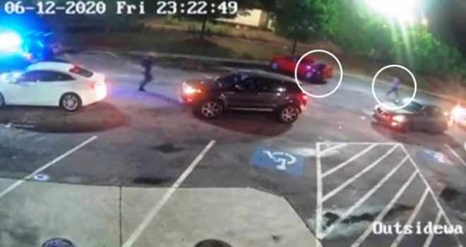 Novo ubistvo trese SAD: Na snimku se jasno vidi kako policajac puca u leđa nenaoružanog Afroamerikanca...