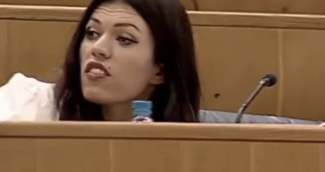 Kad Sanja Vulić razgleda po sudnici: Šta radi plavuša sa dubokim šlicem do prepone, ko je ćelavi policajac koji je zalegao u stolicu...