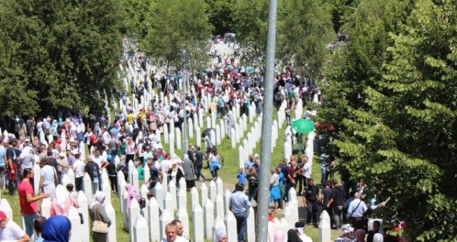 Beograđanka prvi put u Srebrenici: 'Ne mogu da plačem pred ljudima, plakaću sutra, plakaću godinu dana nakon toga...'