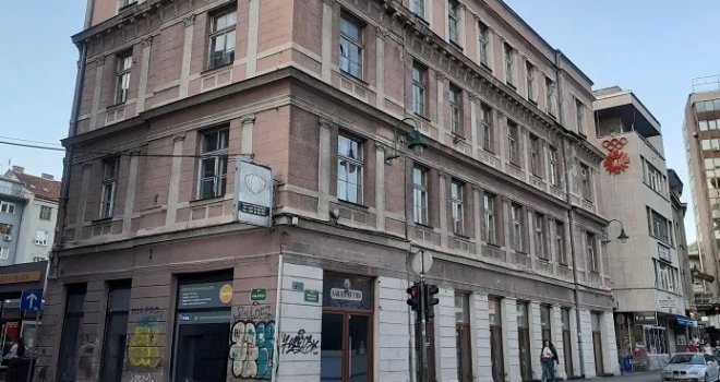 Objekat će se zvati po vasniku: U centru Sarajeva niče nova zgrada od sedam spratova i ogromnom garažom  