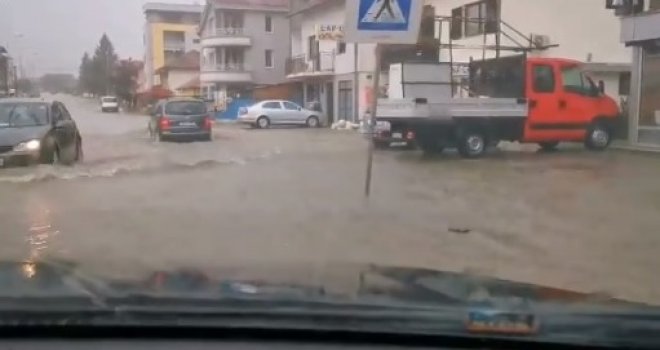 Potop u Banjaluci: Niz ulice se slivaju rijeke, vozila jedva prolaze kroz vodu... 