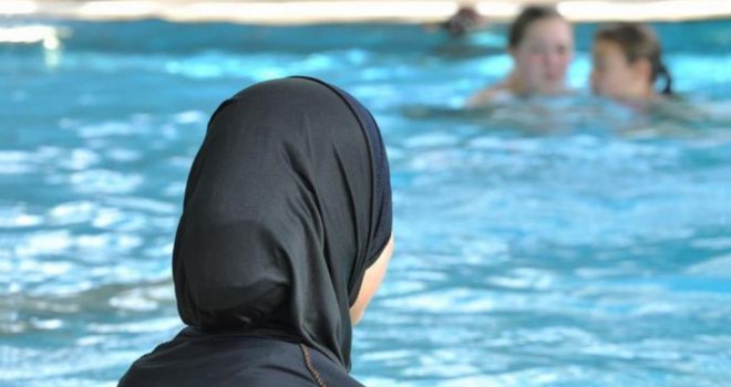 Vlasnik plaže u Baru: Medo je sa muslimanima odrastao... U burkiniju i hidžabu mogu se kupati u moru, ali ne i u bazenu!